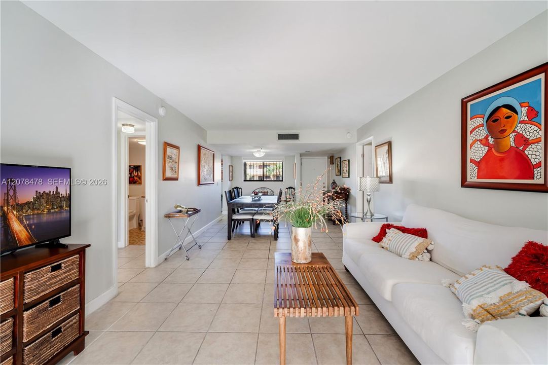 En Venta: $275,000 (2 camas, 2 baños, 985 Pies cuadrados)