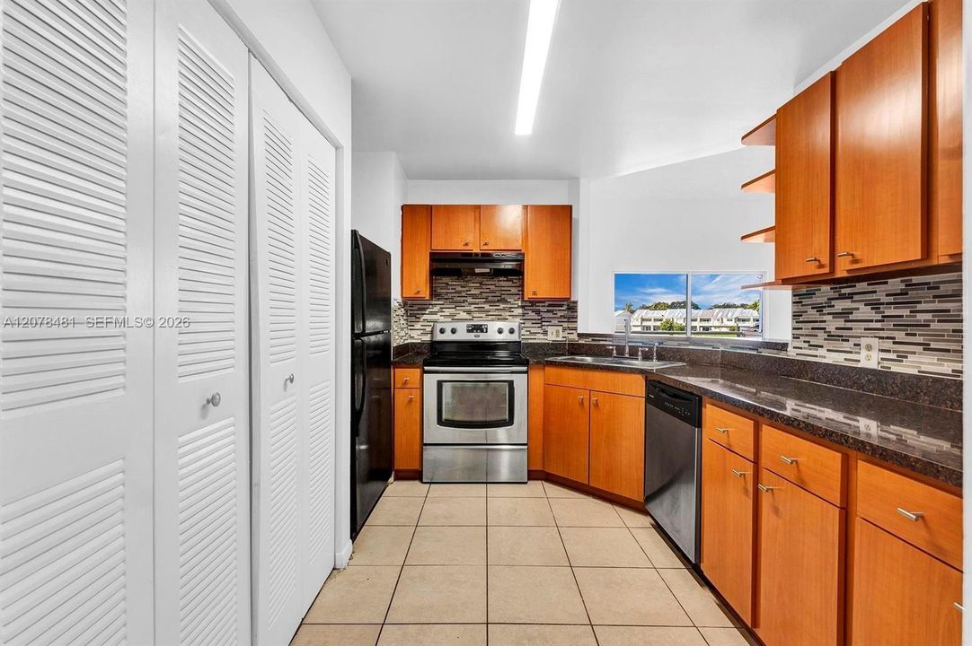 For Rent: $2,150 (2 beds, 2 baths, 1096 Square Feet)
