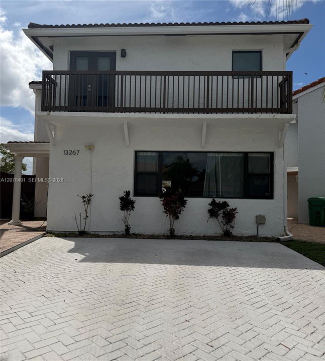 En Venta: $665,000 (3 camas, 2 baños, 1940 Pies cuadrados)