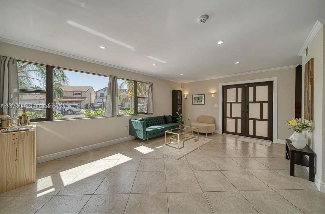 En Venta: $665,000 (3 camas, 2 baños, 1940 Pies cuadrados)