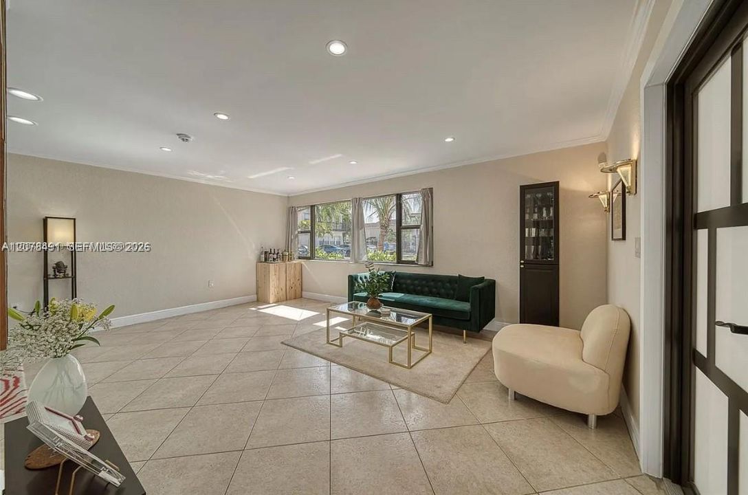 En Venta: $665,000 (3 camas, 2 baños, 1940 Pies cuadrados)