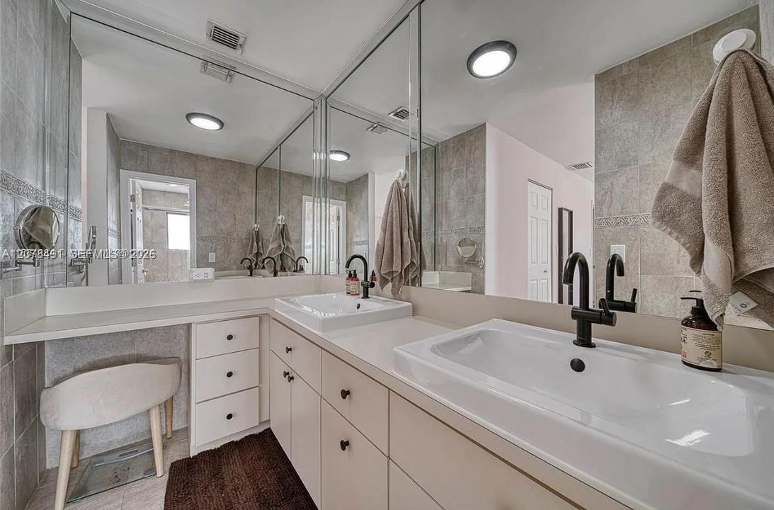 En Venta: $665,000 (3 camas, 2 baños, 1940 Pies cuadrados)