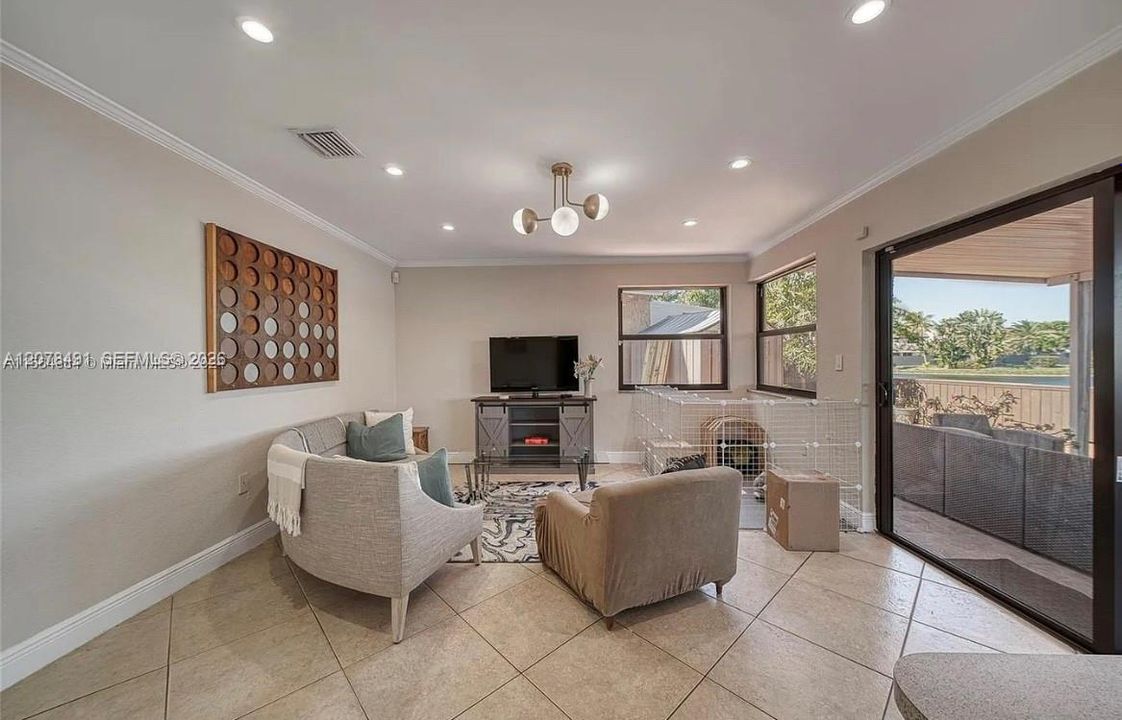 En Venta: $665,000 (3 camas, 2 baños, 1940 Pies cuadrados)