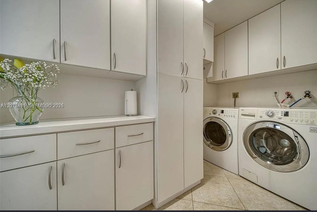 En Venta: $665,000 (3 camas, 2 baños, 1940 Pies cuadrados)