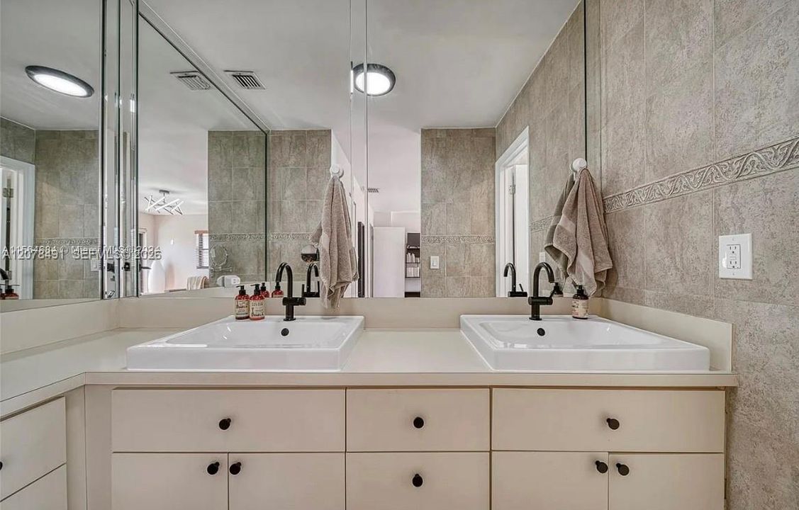 En Venta: $665,000 (3 camas, 2 baños, 1940 Pies cuadrados)