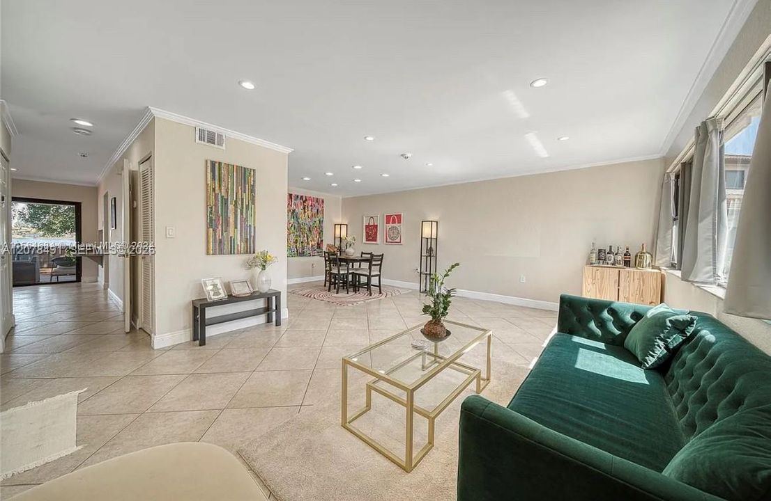 En Venta: $665,000 (3 camas, 2 baños, 1940 Pies cuadrados)