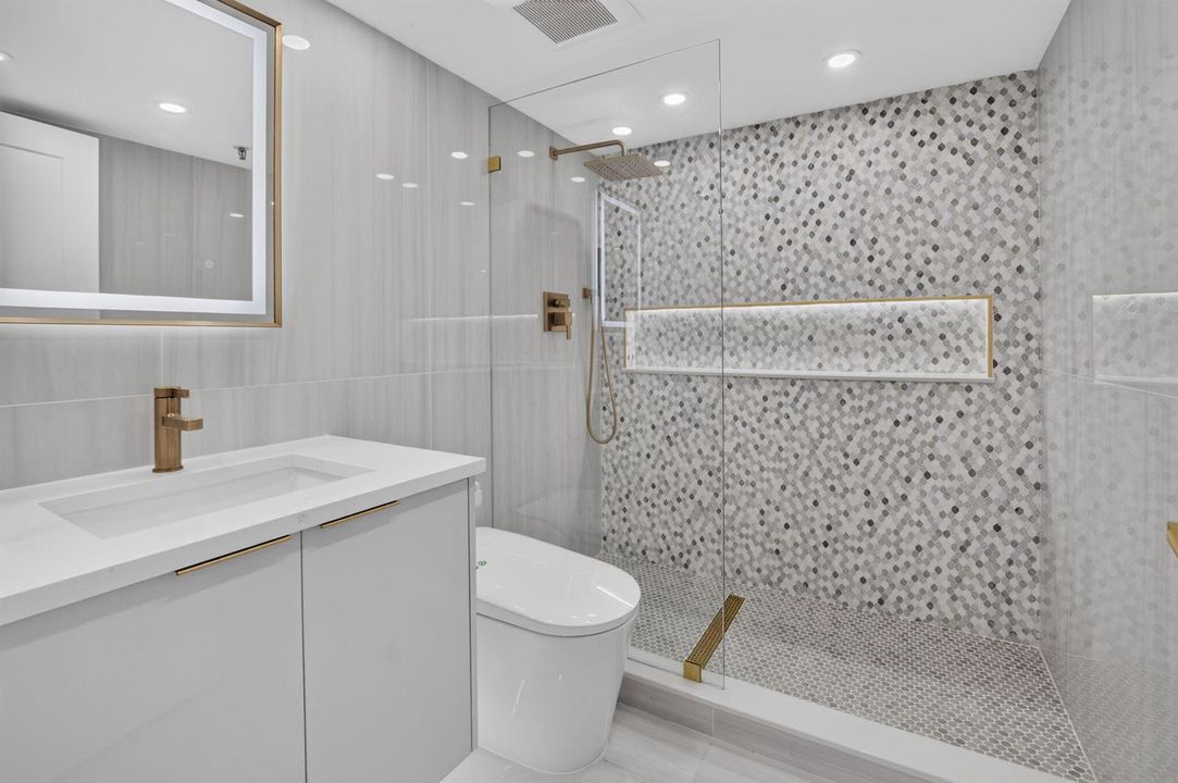 2nd bathroom walk in shower