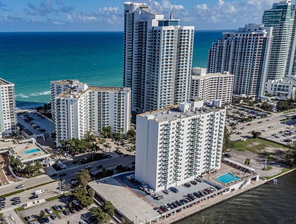 For Rent: $3,200 (2 beds, 2 baths, 1186 Square Feet)