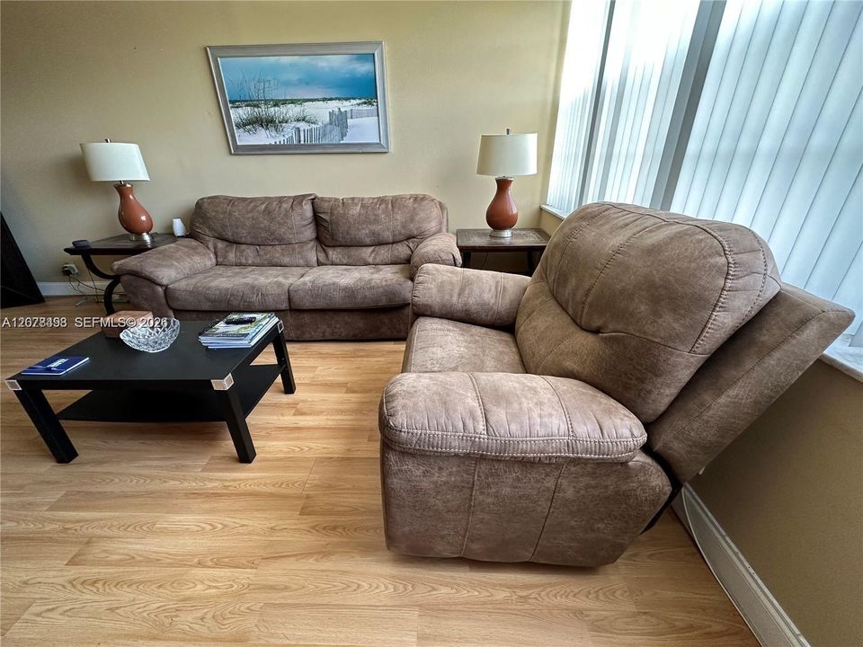 For Sale: $159,000 (1 beds, 1 baths, 780 Square Feet)
