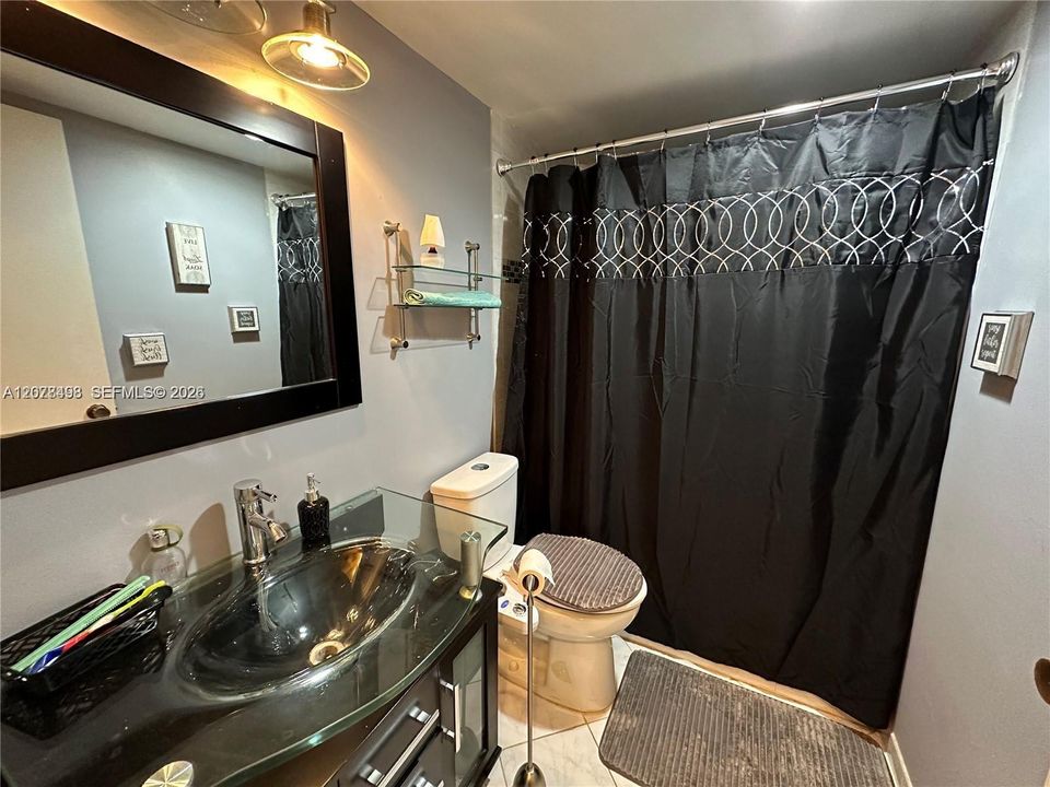 For Sale: $159,000 (1 beds, 1 baths, 780 Square Feet)