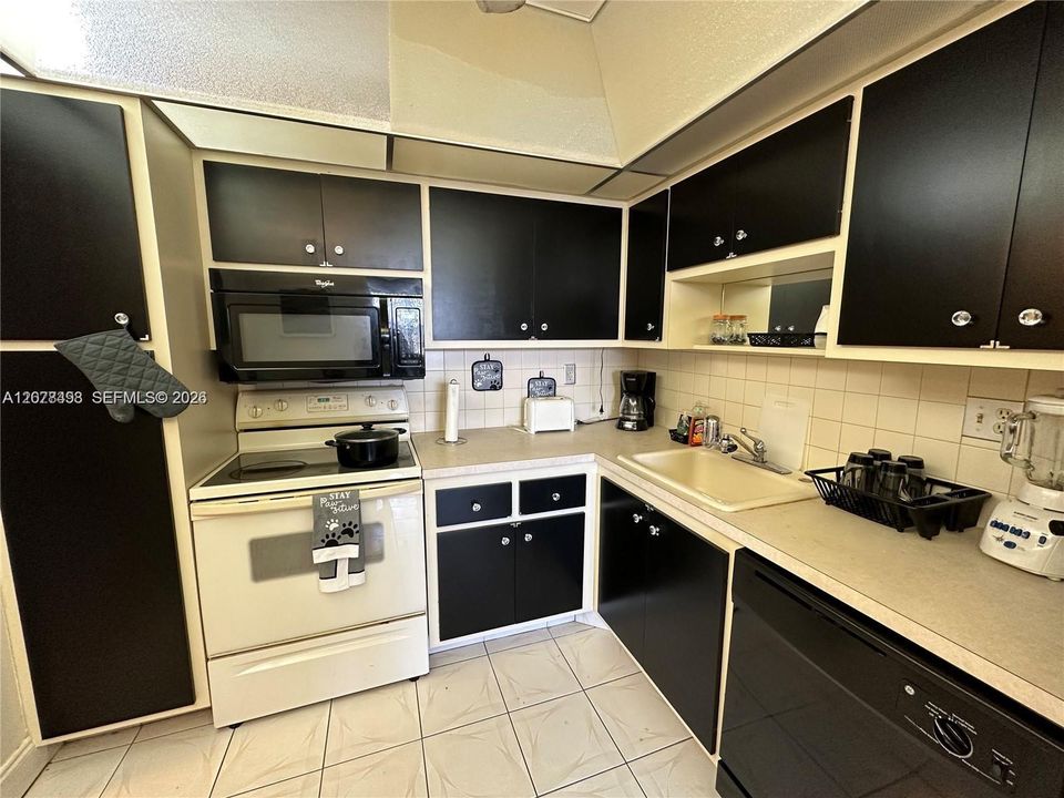 For Sale: $159,000 (1 beds, 1 baths, 780 Square Feet)