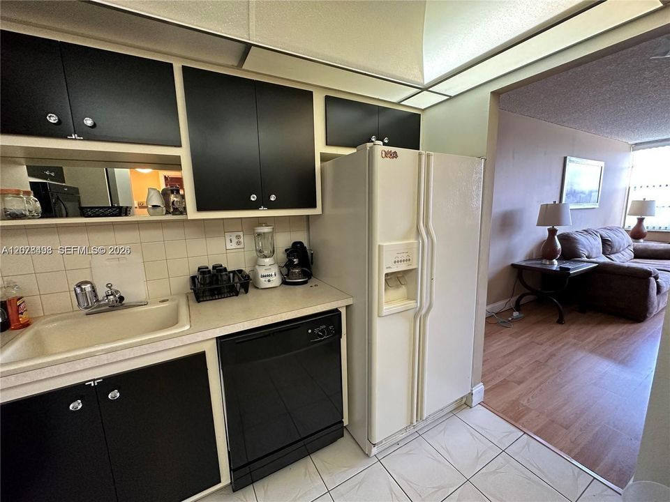 For Sale: $159,000 (1 beds, 1 baths, 780 Square Feet)