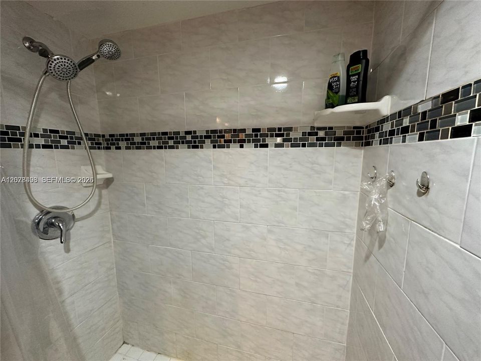 For Sale: $159,000 (1 beds, 1 baths, 780 Square Feet)
