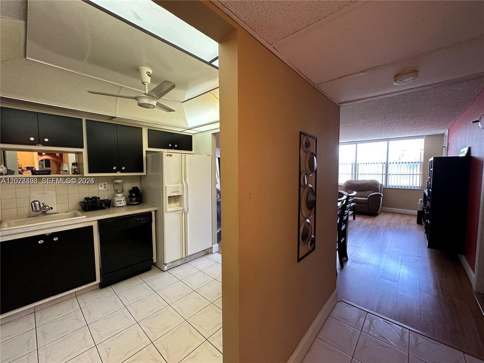 For Sale: $159,000 (1 beds, 1 baths, 780 Square Feet)