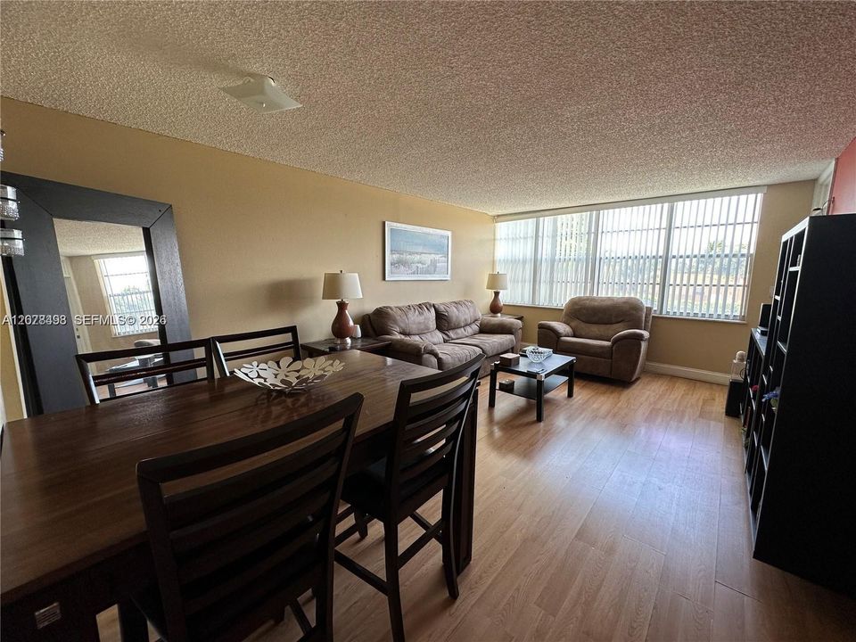 For Sale: $159,000 (1 beds, 1 baths, 780 Square Feet)