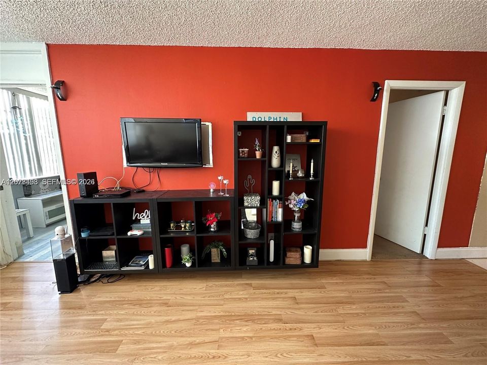 For Sale: $159,000 (1 beds, 1 baths, 780 Square Feet)