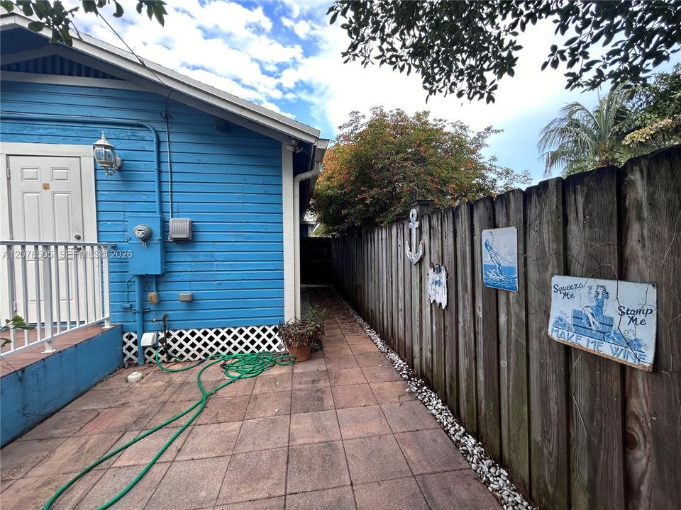Active With Contract: $2,100 (2 beds, 1 baths, 766 Square Feet)