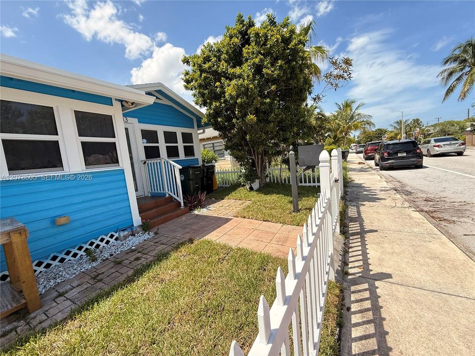 Active With Contract: $2,100 (2 beds, 1 baths, 766 Square Feet)