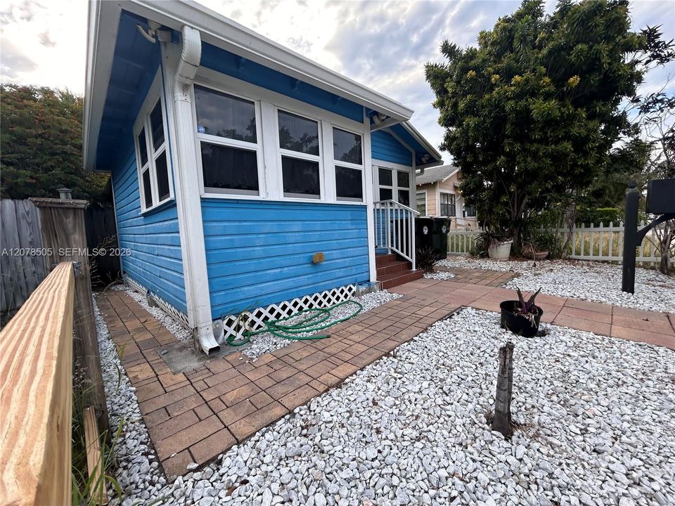 Active With Contract: $2,100 (2 beds, 1 baths, 766 Square Feet)