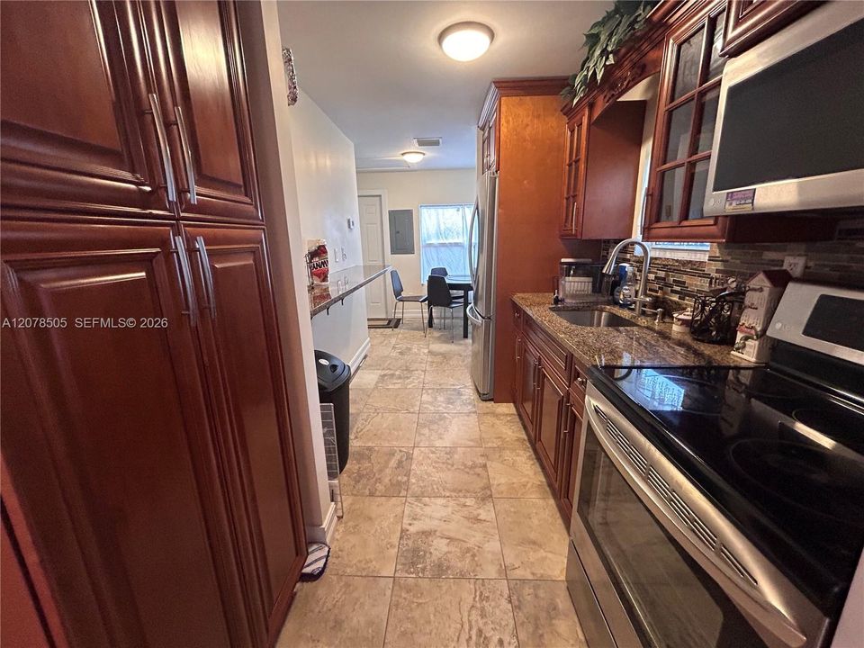 Active With Contract: $2,100 (2 beds, 1 baths, 766 Square Feet)