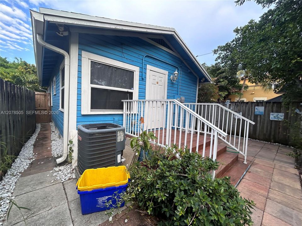 Active With Contract: $2,100 (2 beds, 1 baths, 766 Square Feet)