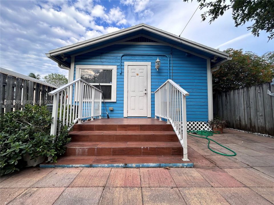 Active With Contract: $2,100 (2 beds, 1 baths, 766 Square Feet)