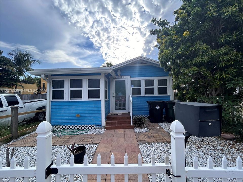Active With Contract: $2,100 (2 beds, 1 baths, 766 Square Feet)