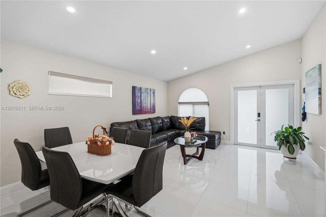 En Venta: $585,000 (3 camas, 2 baños, 1305 Pies cuadrados)