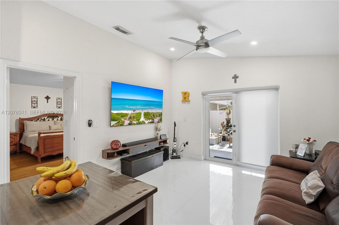 En Venta: $585,000 (3 camas, 2 baños, 1305 Pies cuadrados)
