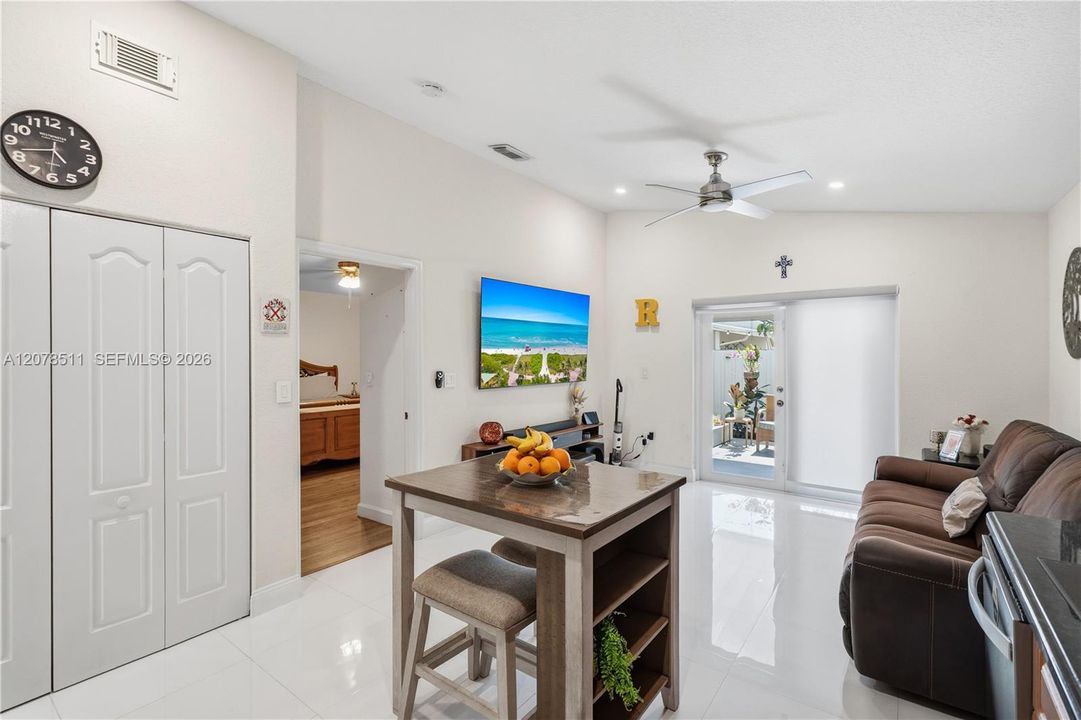 En Venta: $585,000 (3 camas, 2 baños, 1305 Pies cuadrados)