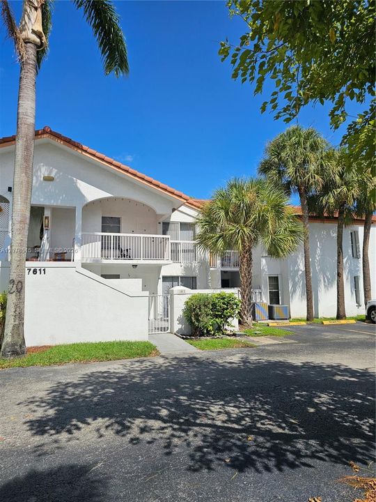 For Rent: $2,300 (2 beds, 2 baths, 880 Square Feet)