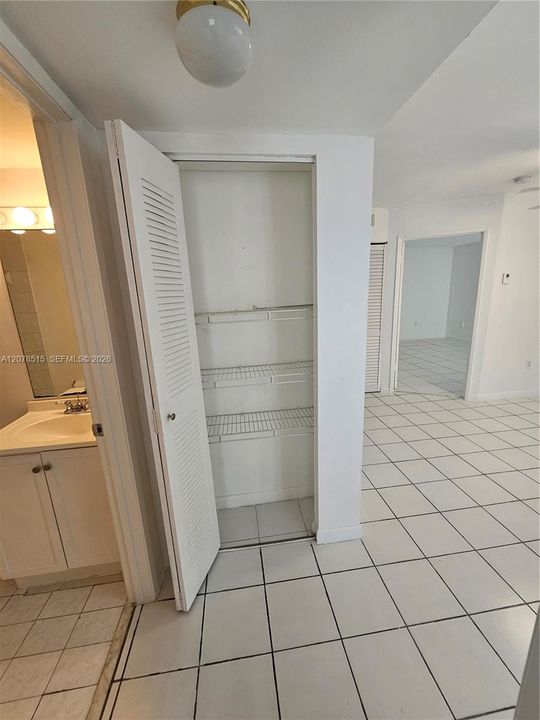 For Rent: $2,300 (2 beds, 2 baths, 880 Square Feet)