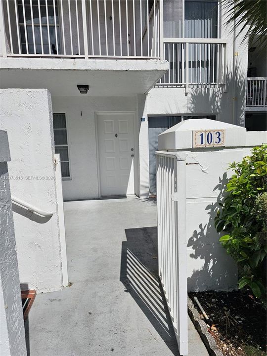 For Rent: $2,300 (2 beds, 2 baths, 880 Square Feet)