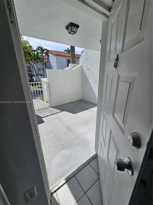 For Rent: $2,300 (2 beds, 2 baths, 880 Square Feet)