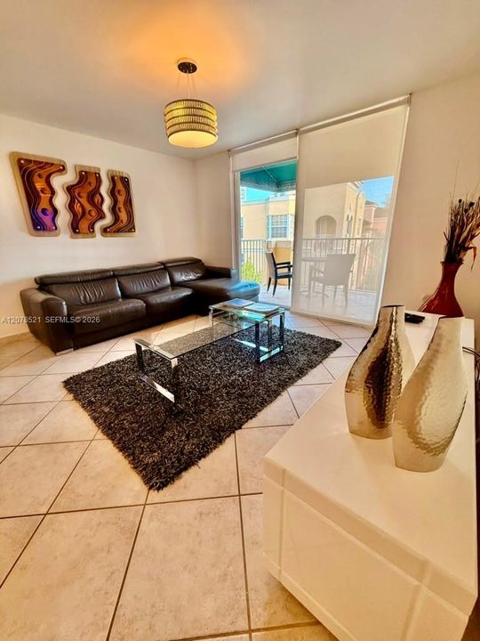 For Rent: $2,400 (1 beds, 1 baths, 730 Square Feet)