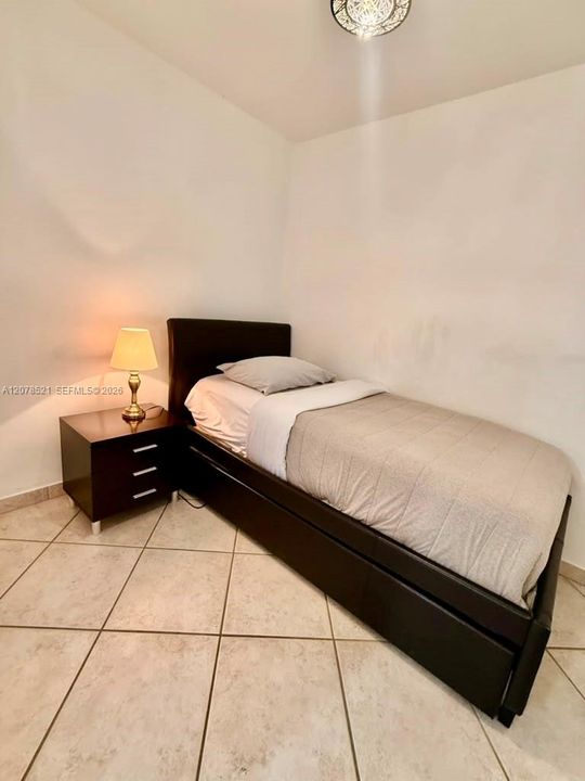 For Rent: $2,400 (1 beds, 1 baths, 730 Square Feet)