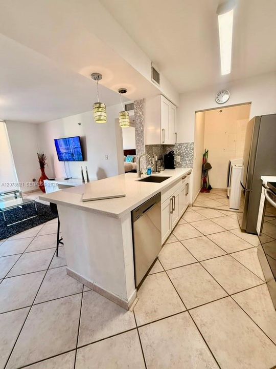 For Rent: $2,400 (1 beds, 1 baths, 730 Square Feet)
