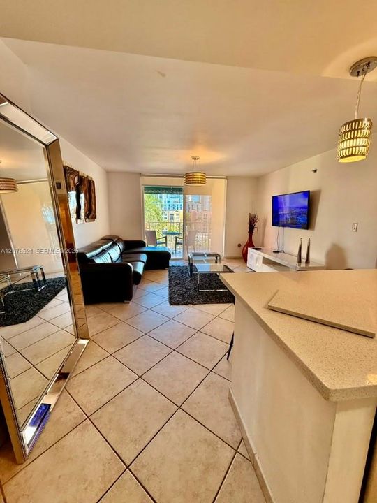 For Rent: $2,400 (1 beds, 1 baths, 730 Square Feet)