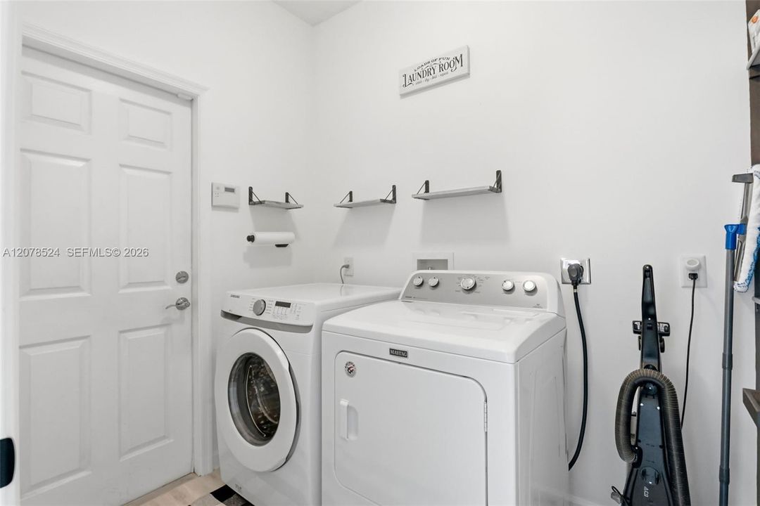 En Venta: $490,000 (3 camas, 2 baños, 2180 Pies cuadrados)