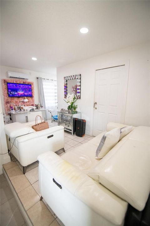 For Sale: $585,000 (3 beds, 3 baths, 1679 Square Feet)