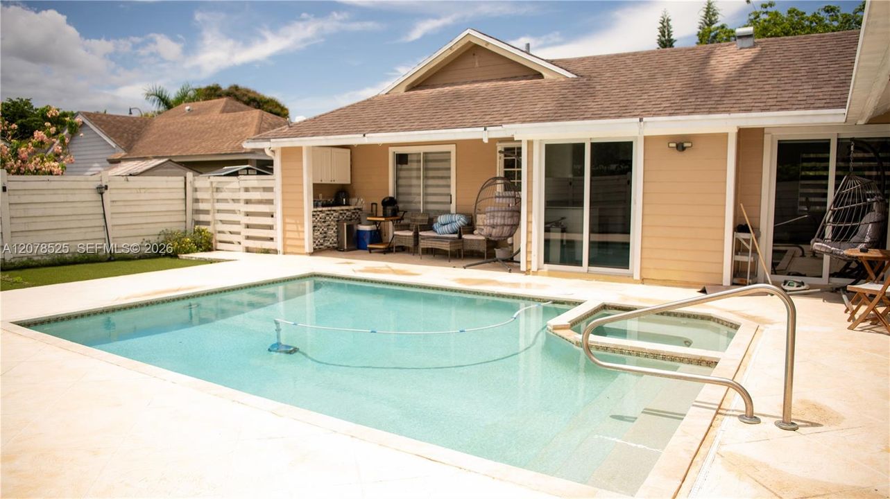 For Sale: $585,000 (3 beds, 3 baths, 1679 Square Feet)