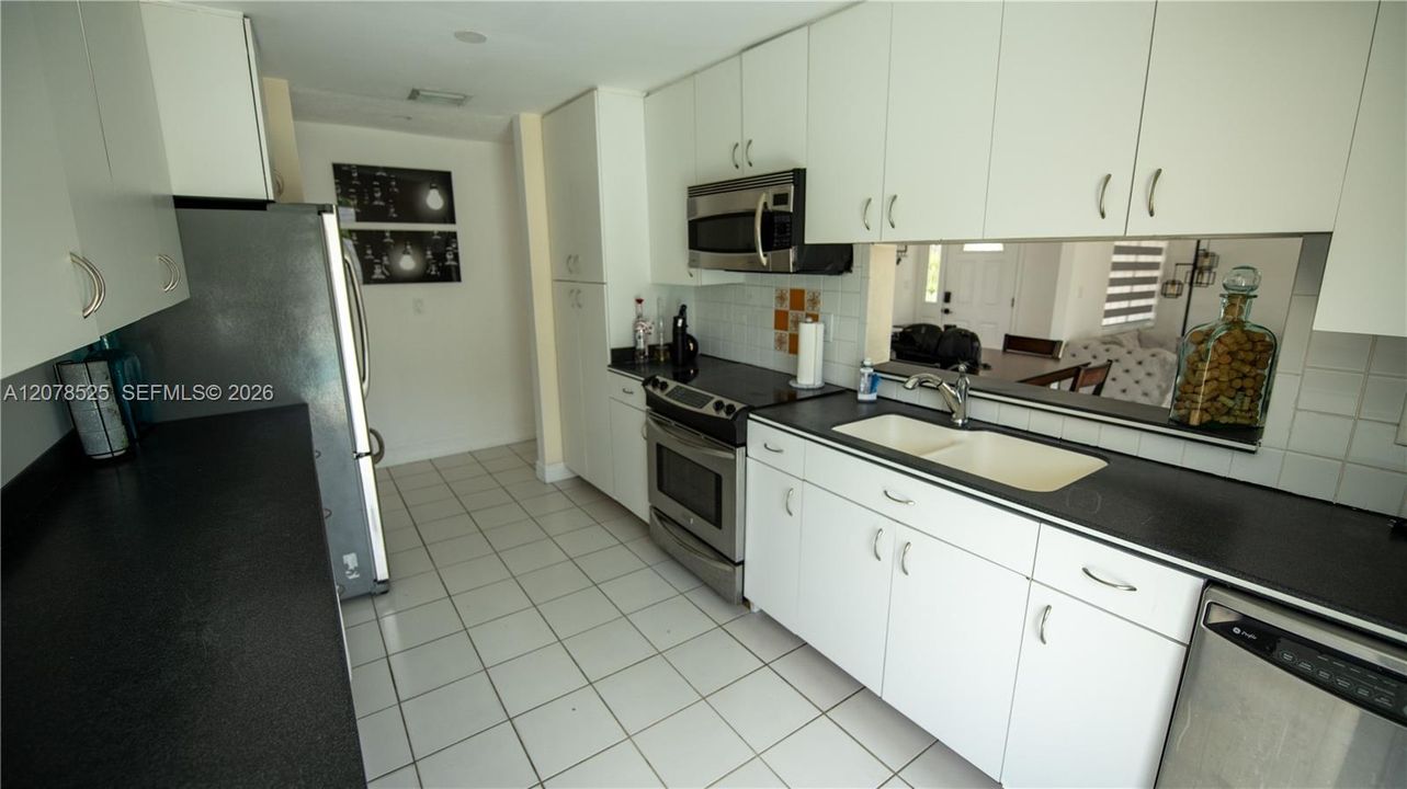 For Sale: $585,000 (3 beds, 3 baths, 1679 Square Feet)