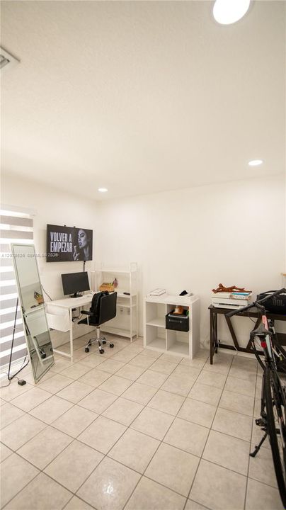 For Sale: $585,000 (3 beds, 3 baths, 1679 Square Feet)