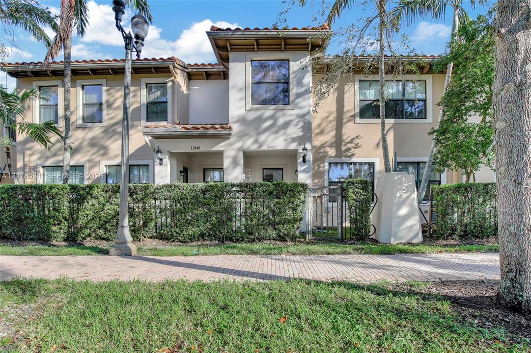 For Rent: $3,700 (3 beds, 2 baths, 1886 Square Feet)