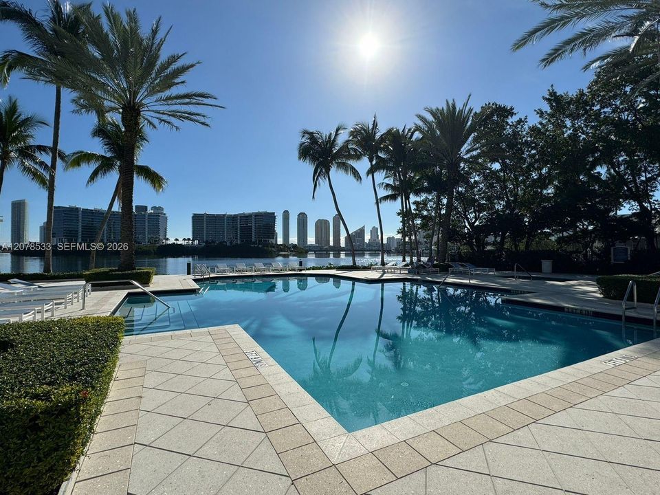 For Sale: $428,000 (2 beds, 2 baths, 1077 Square Feet)