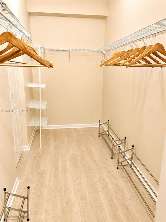 For Sale: $428,000 (2 beds, 2 baths, 1077 Square Feet)