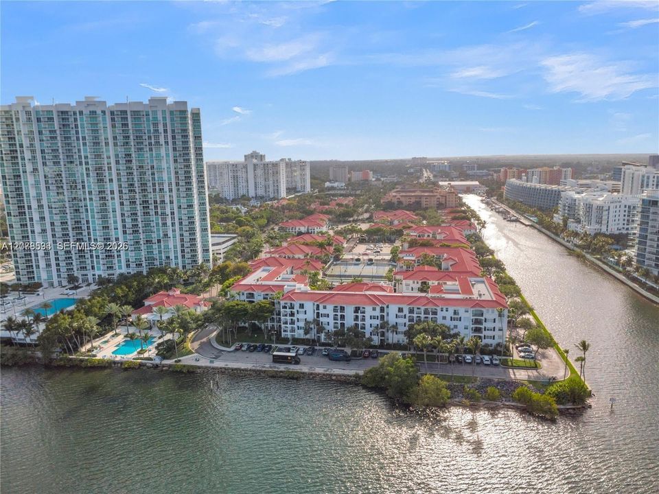 For Sale: $428,000 (2 beds, 2 baths, 1077 Square Feet)
