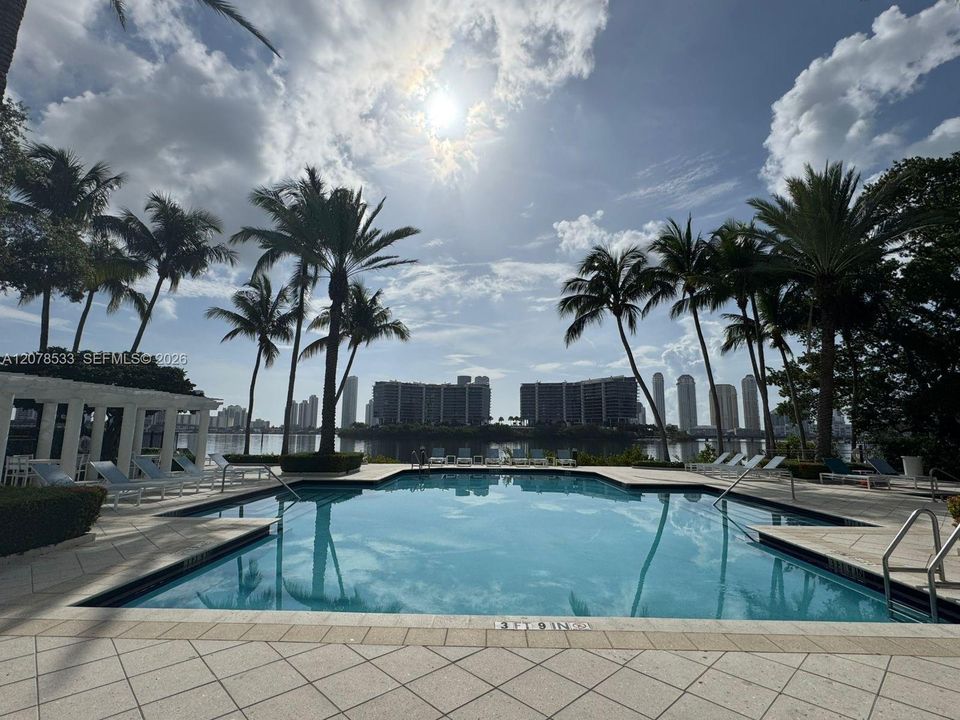 For Sale: $428,000 (2 beds, 2 baths, 1077 Square Feet)