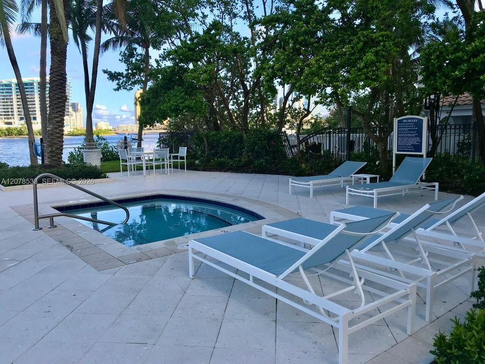 For Sale: $428,000 (2 beds, 2 baths, 1077 Square Feet)