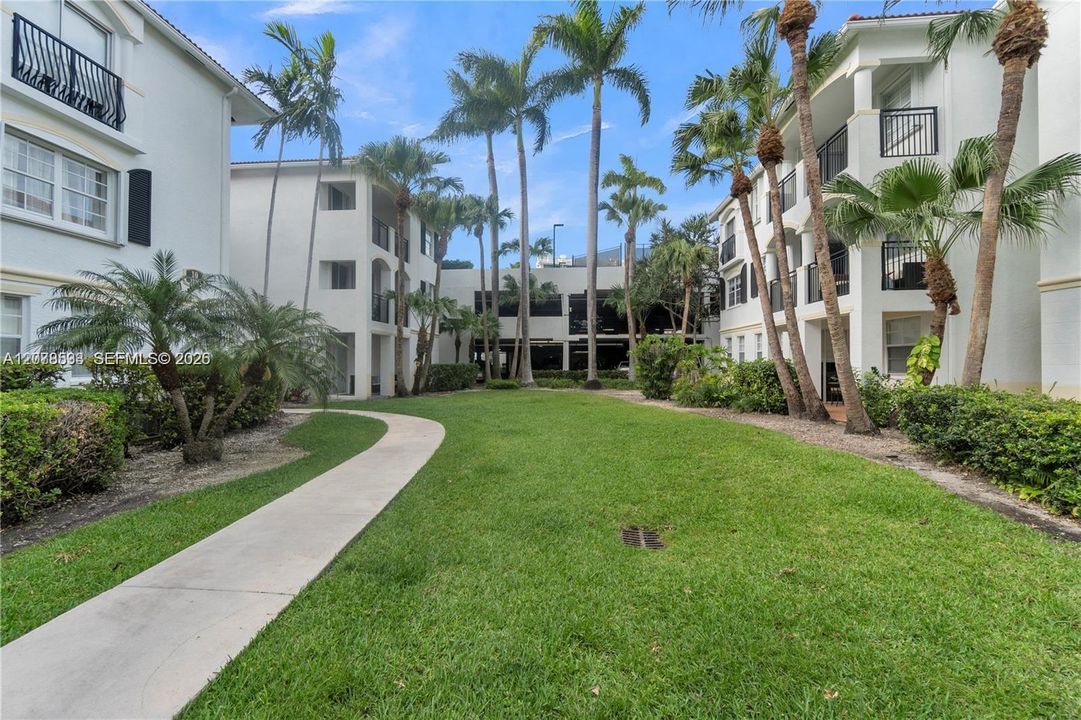For Sale: $428,000 (2 beds, 2 baths, 1077 Square Feet)